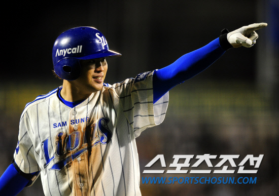 
	2010,10,07

PO1���� �Ｚ-�λ�

�Ｚ �����̰� ��Ÿ�μ��� ������ ���ƴ�.

�����̴� 5-3���� ������ �ִ� 8ȸ�� 2�� 1,2�翡�� ���� 3��Ȩ���� �Ͷ߸� ��.

�����̰� Ȩ���� �� �λ� ���ƿ��� ���� �հ����� �� ������ϸ� �ϰ� �ִ�.

�뱸=����������basser@sportschosun.com


