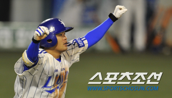 
	2010�� 10�� 7��

7�� �뱸���� ���� �λ�� �Ｚ�� �÷��̿��� 1�������� 8ȸ�� ���� 3��Ȩ���� ģ �Ｚ �����̰� ȯȣ�ϸ� 1��� �پ���� �ִ�.

�뱸= ���� ���� kyungmin@sportschosun.com


