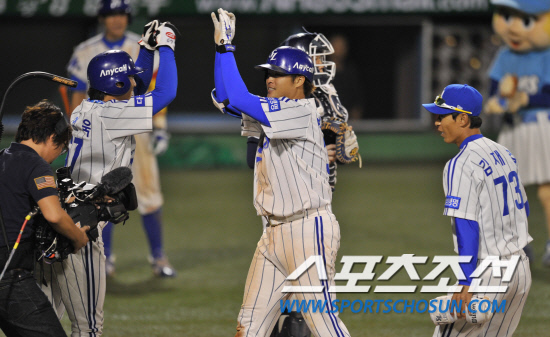 
	2010�� 10�� 7��

7�� �뱸���� ���� �λ�� �Ｚ�� �÷��̿��� 1�������� 8ȸ�� ���� 3��Ȩ���� ģ �Ｚ ������(���)�� Ȩ���� �̿����� �������̺긦 ������ �ִ�.

�뱸= ���� ���� kyungmin@sportschosun.com


