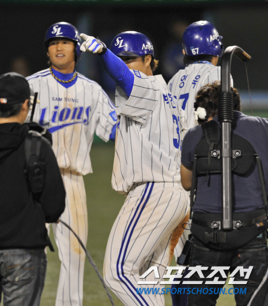 
	2010�� 10�� 7��

7�� �뱸���� ���� �λ�� �Ｚ�� �÷��̿��� 1�������� 8ȸ�� ���� 3��Ȩ���� ģ �Ｚ �����̰� Ȩ���� ����� ������ �ϰ� �ִ�.

�뱸= ���� ���� kyungmin@sportschosun.com


