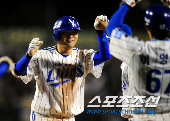 
	2010,10,07

PO1���� �Ｚ-�λ�

�Ｚ �����̰� ��Ÿ�μ��� ������ ���ƴ�.

�����̴� 5-3���� ������ �ִ� 8ȸ�� 2�� 1,2�翡�� ���� 3��Ȩ���� �Ͷ߸� ��.

�����̰� Ȩ���� �� ������� ���ϸ� �ް� �ִ�.

�뱸=����������basser@sportschosun.com


