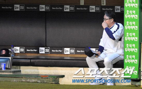 
	2010���ξ߱� PO 1���� �Ｚ���̿���-�λ꺣� ��Ⱑ 7�� �뱸�ùο�忡�� ���ȴ�. �Ｚ�� 6-5 �����и� ���� �λ� ��湮 ������ ��� ���� �Ŀ��� �������� ���ƿ����� �Ͼ�� ���ϰ� �ִ�.

�뱸=��������� songs@sportschosun.com


