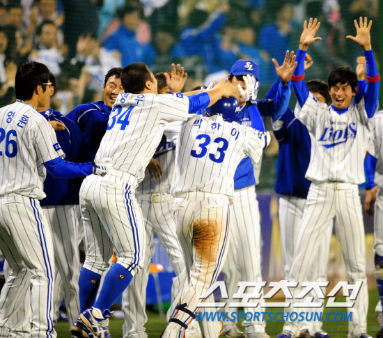 
	2010,10,07

PO1���� �Ｚ-�λ�

�Ｚ �����̰� ��Ÿ�μ��� ������ ���ƴ�.

�����̴� 5-3���� ������ �ִ� 8ȸ�� 2�� 1,2�翡�� ���� 3��Ȩ���� ģ �� ������� ������� ���ϸ� �ް� �ִ�.

�뱸=����������basser@sportschosun.com


