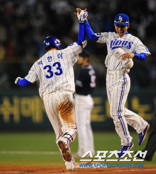 
	2010,10,07

PO1���� �Ｚ-�λ�

�Ｚ �����̰� ��Ÿ�μ��� ������ ���ƴ�.

�����̴� 5-3���� ������ �ִ� 8ȸ�� 2�� 1,2�翡�� ���� 3��Ȩ���� ģ �� ����� 1����ġ��  ���ϸ� �ް� �ִ�.

�뱸=����������basser@sportschosun.com


