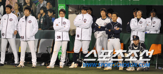 
	2010���ξ߱� PO 1���� �Ｚ���̿���-�λ꺣� ��Ⱑ 7�� �뱸�ùο�忡�� ���ȴ�. �Ｚ�� 6-5 �����и� ���� �λ� �������� 9ȸ ����� ǥ������ �׶��带 �ٶ󺸰� �ִ�.

�뱸=��������� songs@sportschosun.com


