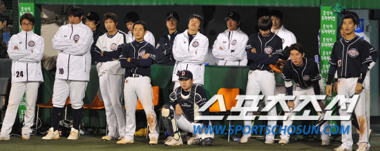 
	2010���ξ߱� PO 1���� �Ｚ���̿���-�λ꺣� ��Ⱑ 7�� �뱸�ùο�忡�� ���ȴ�. �Ｚ�� 6-5 �����и� ���� �λ� �������� 9ȸ ����� ǥ������ �׶��带 �ٶ󺸰� �ִ�.

�뱸=��������� songs@sportschosun.com


