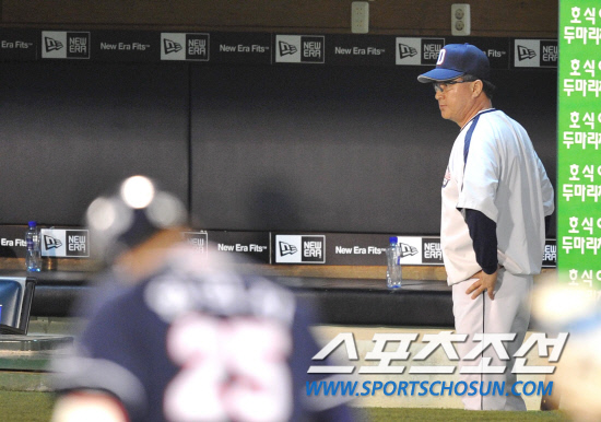 
	2010���ξ߱� PO 1���� �Ｚ���̿���-�λ꺣� ��Ⱑ 7�� �뱸�ùο�忡�� ���ȴ�. �Ｚ�� 6-5 �����и� ���� �λ� ��湮 ������ 9ȸ ������ Ÿ���� �׶��带 �ٶ󺸰� �ִ�.

�뱸=��������� songs@sportschosun.com


