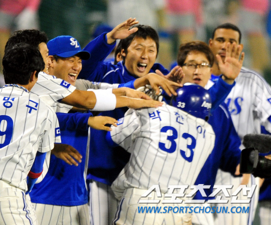 
	2010,10,07

PO1���� �Ｚ-�λ�

�Ｚ �����̰� ��Ÿ�μ��� ������ ���ƴ�.

�����̴� 5-3���� ������ �ִ� 8ȸ�� 2�� 1,2�翡�� ���� 3��Ȩ���� ģ �� ������� ���ż�����ϸ� �ް� �ִ�.

�뱸=����������basser@sportschosun.com


