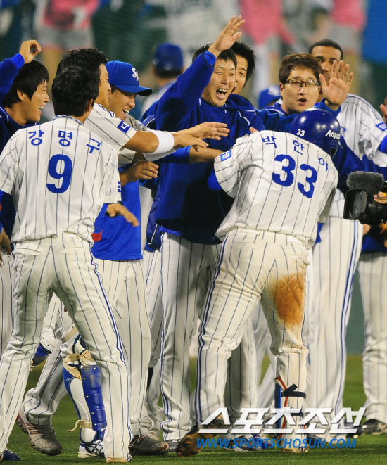 
	2010,10,07

PO1���� �Ｚ-�λ�

�Ｚ �����̰� ��Ÿ�μ��� ������ ���ƴ�.

�����̴� 5-3���� ������ �ִ� 8ȸ�� 2�� 1,2�翡�� ���� 3��Ȩ���� ģ �� ������� ���ż�����ϸ� �ް� �ִ�.

�뱸=����������basser@sportschosun.com


