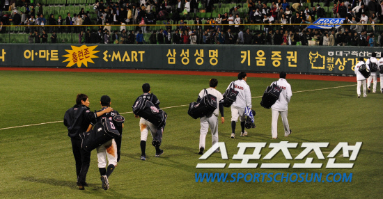 
	2010�� 10�� 7��

7�� �뱸���� ���� �λ�� �Ｚ�� �÷��̿��� 1�������� ������ ���� �� �Ʊ��� ������ ���� �λ� �������� ����� �������� �ִ�.

�뱸= ���� ���� kyungmin@sportschosun.com


