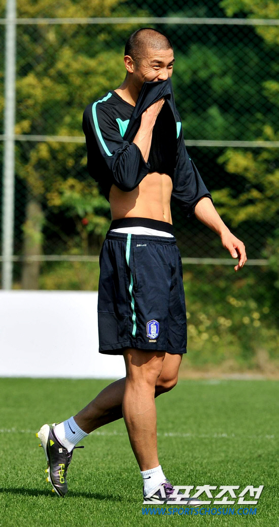 
	���̳����� ���θ��� 8�� ����NFC(�౸Ʈ���̴׼���)���� �Ʒ��� ��ģ ��, ������ �巯�� ä �׶��带 �ɾ� ������ �ִ�.

����NFC=�����ʱ��� young@sportschosun.com


