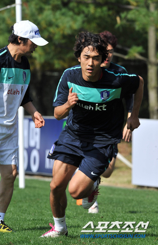 
	12�� �������� �յΰ� ���ֿ��� 8�� ����NFC(�౸Ʈ���̴׼���)���� �����Ʒ� ������ ���Ѻ��� ��� �޸��⸦ �ϸ� ü�°�ȭ�Ʒ��� �ϰ� �ִ�.

����NFC=�����ʱ��� young@sportschosun.com


