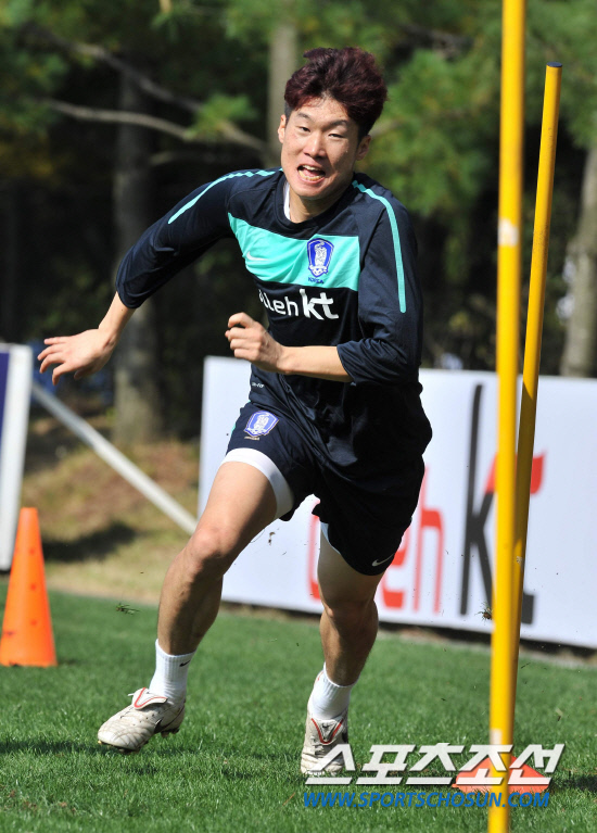 
	12�� �������� �յΰ� �������� 8�� ����NFC(�౸Ʈ���̴׼���)���� �޸��⸦ �ϸ� ü�°�ȭ�Ʒ��� �ϰ� �ִ�.

����NFC=�����ʱ��� young@sportschosun.com


