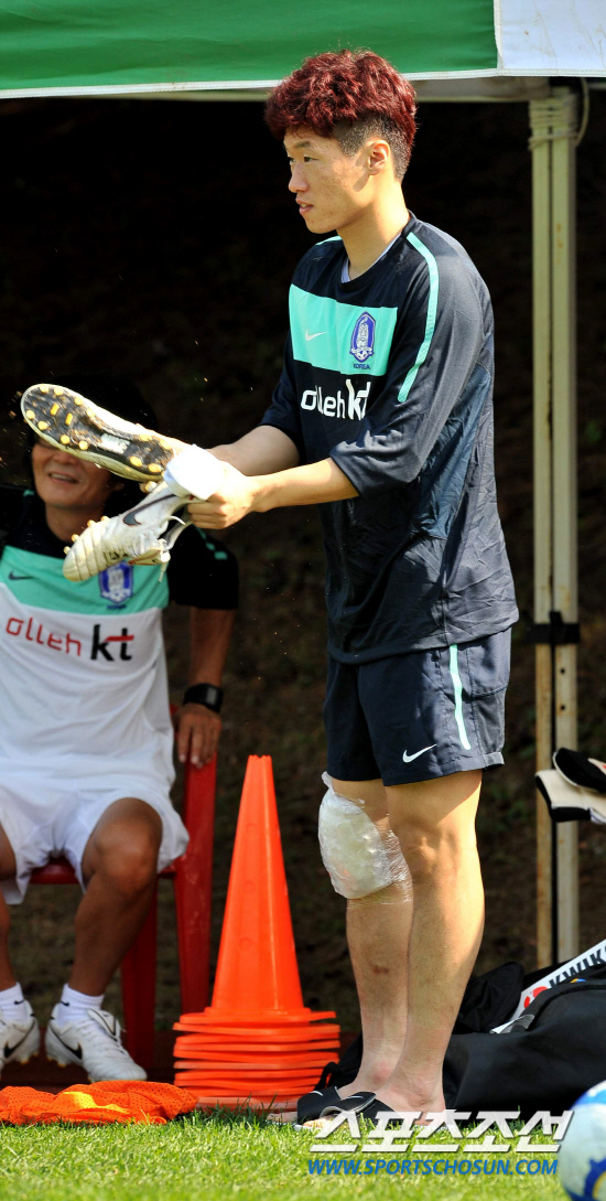 
	���������� 2010.10.8.

 �����ũ �������� 8�� ����NFC(�౸Ʈ���̴׼���)���� �Ʒ��� ��ģ ��, �ڽ��� �౸ȭ�� ���� ���� �о�� �ִ�.  

����NFC=�����ʱ��� young@sportschosun.com


