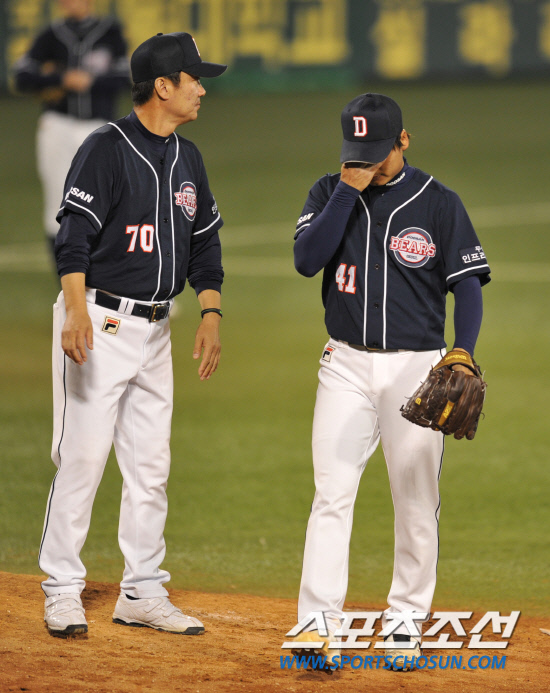 
	2010,10,07

PO1���� �Ｚ-�λ�

�Ｚ �����̰� ��Ÿ�μ��� ������ ���ƴ�.

�����̴� 5-3���� ������ �ִ� 8ȸ�� 2�� 1,2�翡�� ���� 3��Ȩ���� ģ �� �λ� �������� ������ �ϴ� ��� �� ���� ��½ ��� ȯȣ�ϰ� �ִ�.

�뱸=����������basser@sportschosun.com


