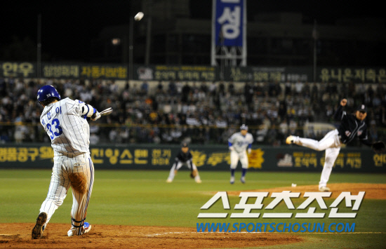 
	2010,10,07

PO1���� �Ｚ-�λ�

�Ｚ �����̰� ��Ÿ�μ��� ������ ���ƴ�.

�����̴� 5-3���� ������ �ִ� 8ȸ�� 2�� 1,2�翡�� �λ� �������� ���� ���� 3��Ȩ���� ġ�� ������ �λ����̴�.

�뱸=����������basser@sportschosun.com


