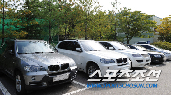 
	���������� 2010.10.8.

  �����౸Ʈ���̴׼��� �����忡 BMW,�ƿ��,���� �� ���޿����¿����� ����ϰ� �����Ǿ� �ִ�. ���� 12�� �������� �յΰ� �ؿ��� 9���� ����NFC(�౸Ʈ���̴׼���

)�� �����Ǿ� �Ʒ��� �ϰ� �ִ�. ����NFC=�����ʱ��� young@sportschosun.com


