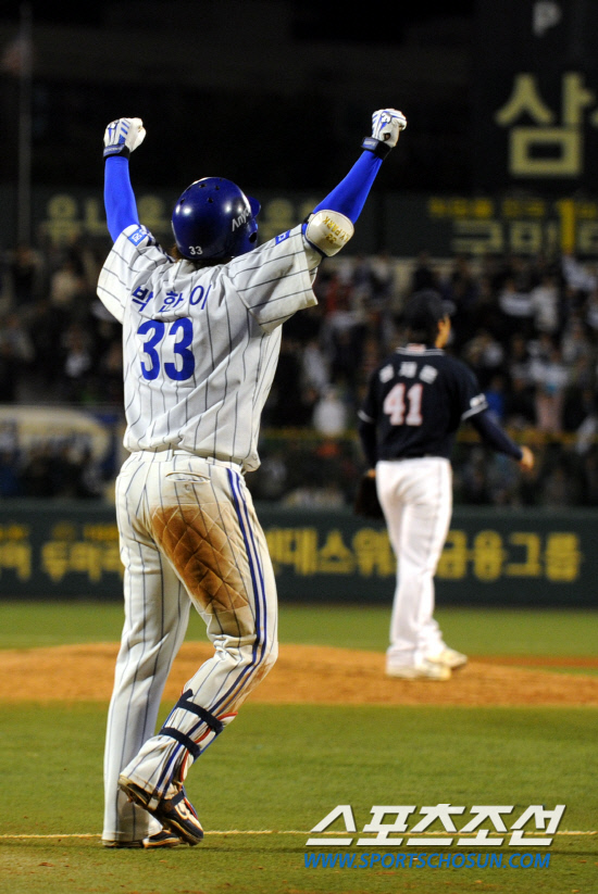 
	2010,10,07

PO1���� �Ｚ-�λ�

�Ｚ �����̰� ��Ÿ�μ��� ������ ���ƴ�.

�����̴� 5-3���� ������ �ִ� 8ȸ�� 2�� 1,2�翡�� ���� 3��Ȩ���� ģ �� �λ� �������� ������ �ϴ� ��� �� ���� ��½ ��� ȯȣ�ϰ� �ִ�.

�뱸=����������basser@sportschosun.com


