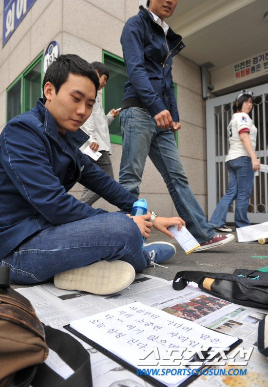 
	2010�� 10�� 8��

8�� �뱸���� ���� �λ�� �Ｚ�� �÷��̿��� 2������ �ռ� ���ߵ��� ������ ��ٸ��� �ִ�. '���⿡ ������ ���� �Ｚ ����.'�� �λ� ���� ������ ������ ����.

�뱸= ���� ���� kyungmin@sportschosun.com


