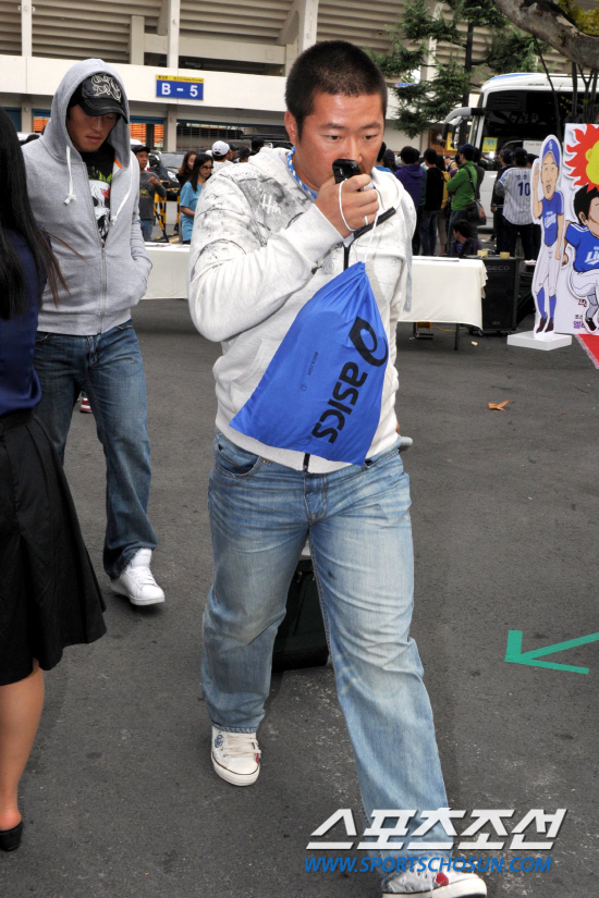 
	2010.10.8/

2010���ξ߱� PO 2���� �Ｚ���̿���-�λ꺣� ��Ⱑ 8�� �뱸 �ùο�忡�� ���ȴ�. 1������ �¸��� �Ｚ �������� 2���� ��⸦ ���� �ùο������ ���� �ִ�. �Ｚ �����찡 ������ ����ä ��������� ���� �ִ�. 

�뱸=��������� songs@sportschosun.com


