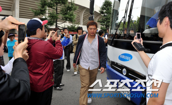 
	2010.10.8/

2010���ξ߱� PO 2���� �Ｚ���̿���-�λ꺣� ��Ⱑ 8�� �뱸 �ùο�忡�� ���ȴ�. 1������ �¸��� �Ｚ �������� 2���� ��⸦ ���� �ùο������ ���� �ִ�. 1���� ����! �Ｚ �����̰� ���� �ùε��� ���� �ӿ� ��������� ���� �ִ�. 

�뱸=��������� songs@sportschosun.com


