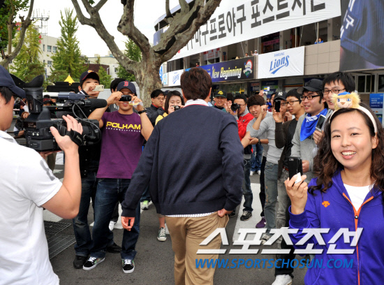 
	2010.10.8/

2010���ξ߱� PO 2���� �Ｚ���̿���-�λ꺣� ��Ⱑ 8�� �뱸 �ùο�忡�� ���ȴ�. 1������ �¸��� �Ｚ �������� 2���� ��⸦ ���� �ùο������ ���� �ִ�. 1���� ����! �Ｚ �����̰� ���� �ùε��� ���� �ӿ� ��������� ���� �ִ�. 

�뱸=��������� songs@sportschosun.com


