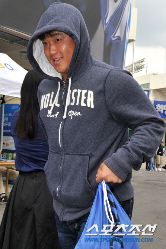 
	2010.10.8/

2010���ξ߱� PO 2���� �Ｚ���̿���-�λ꺣� ��Ⱑ 8�� �뱸 �ùο�忡�� ���ȴ�. 1������ �¸��� �Ｚ �������� 2���� ��⸦ ���� �ùο������ ���� �ִ�. �Ｚ �ڼ����� ȯ�ϰ� ������ ��������� ���� �ִ�. 

�뱸=��������� songs@sportschosun.com


