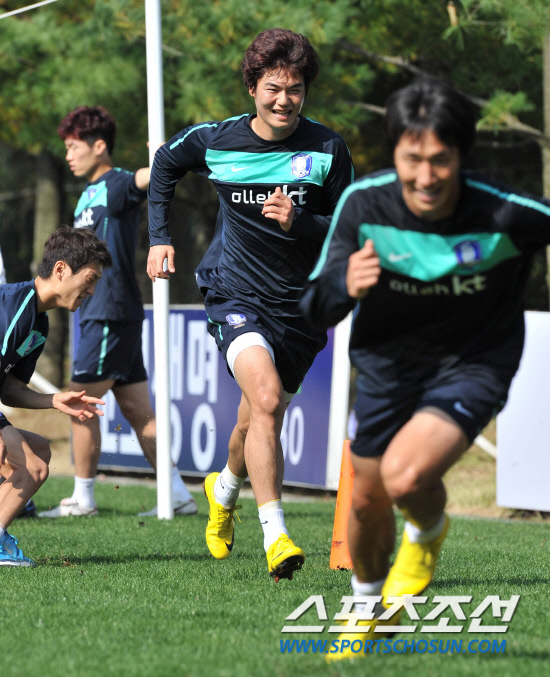 
	����������  2010. 10. 8.  12�� �������� �յΰ� �⼺���� 8�� ����NFC(�౸Ʈ���̴׼���)���� �޸��⸦ �ϸ� ü���� ��ȭ�ϰ� �ִ�.

 ����NFC=�����ʱ��� young@sportschosun.com


