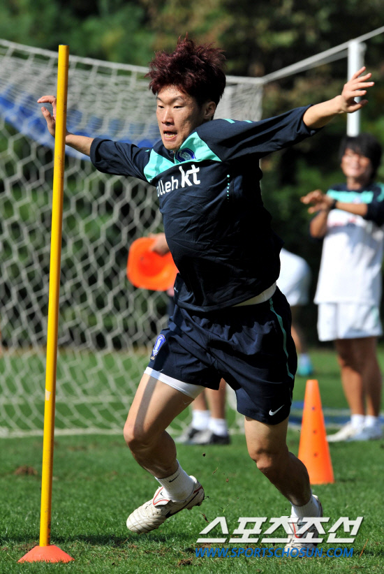 
	12�� �������� �յΰ� �������� 8�� ����NFC(�౸Ʈ���̴׼���)���� �޸��⸦ �ϸ� ü�°�ȭ�Ʒ��� �ϰ� �ִ�.

����NFC=�����ʱ��� young@sportschosun.com


