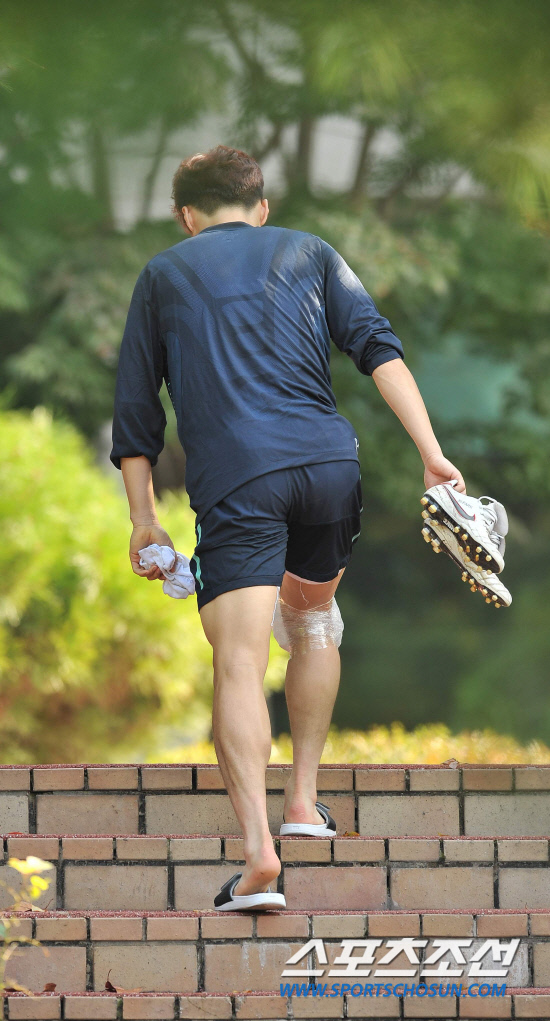 
	2010.10.8.

��ǥ��ĸƾ �������� 8�� ����NFC(�౸Ʈ���̴׼���)���� �Ʒ��� ��ģ ��,  ������ ������ ���̽��� ��ä ���ҷ� �ö󰡰� �ִ�.

����NFC=�����ʱ��� young@sportschosun.com


