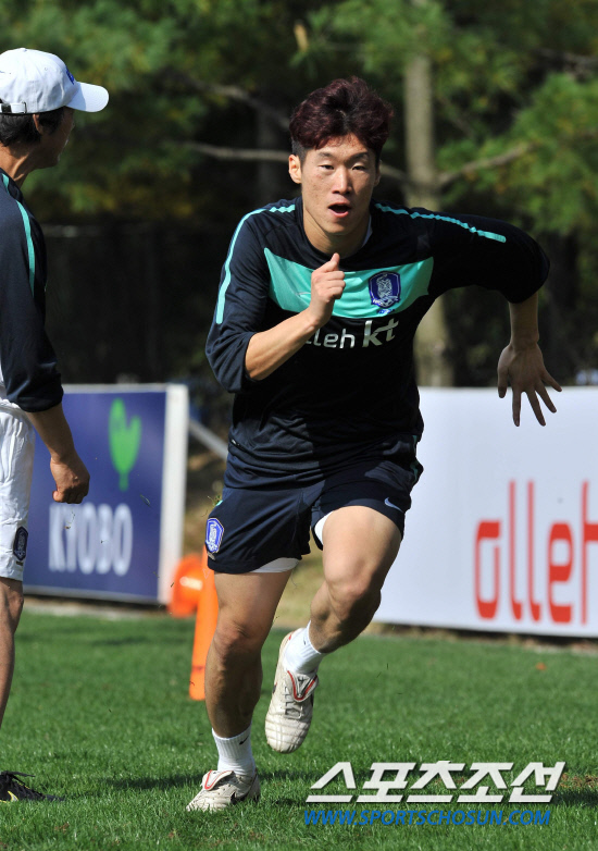 
	12�� �������� �յΰ� �������� 8�� ����NFC(�౸Ʈ���̴׼���)���� �޸��⸦ �ϸ� ü�°�ȭ�Ʒ��� �ϰ� �ִ�.

����NFC=�����ʱ��� young@sportschosun.com


