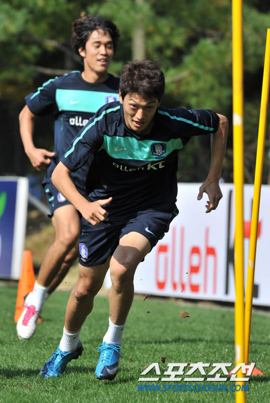 
	12�� �������� �յΰ� ��û���� 8�� ����NFC(�౸Ʈ���̴׼���)���� �޸��⸦ �ϸ� ü�°�ȭ�Ʒ��� �ϰ� �ִ�.

����NFC=�����ʱ��� young@sportschosun.com


