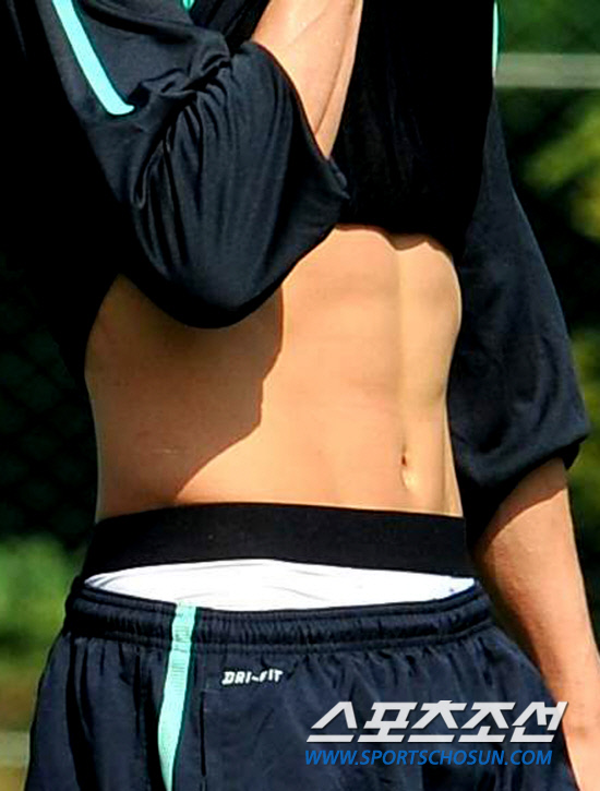 
	���̳����� ���θ��� 8�� ����NFC(�౸Ʈ���̴׼���)���� �Ʒ��� ��ģ ��, ������ �巯�� ä �׶��带 �ɾ� ������ �ִ�.

����NFC=�����ʱ��� young@sportschosun.com


