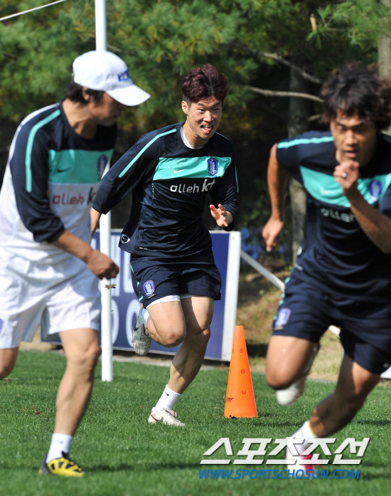 
	12�� �������� �յΰ� �������� 8�� ����NFC(�౸Ʈ���̴׼���)���� ������ ������ ���Ѻ��� ��� �޸��⸦ �ϸ� ü�°�ȭ�Ʒ��� �ϰ� �ִ�.

����NFC=�����ʱ��� young@sportschosun.com


