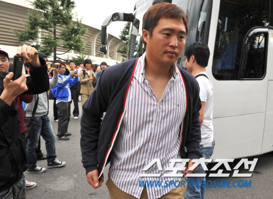 
	2010.10.8/

2010���ξ߱� PO 2���� �Ｚ���̿���-�λ꺣� ��Ⱑ 8�� �뱸 �ùο�忡�� ���ȴ�. 1������ �¸��� �Ｚ �������� 2���� ��⸦ ���� �ùο������ ���� �ִ�. 1���� ����! �Ｚ �����̰� ��������� ���� �ִ�. 

�뱸=��������� songs@sportschosun.com


