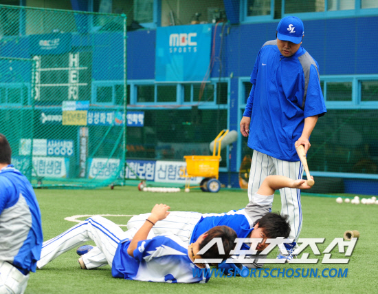 
	2010�� 10�� 8��

8�� �뱸���� ���� �λ�� �Ｚ�� �÷��̿��� 2������ �ռ� �Ｚ�� ������(������)�� �Ʒ� ���� �ڼ����� �������� �ִ�.

�뱸= ���� ���� kyungmin@sportschosun.com


