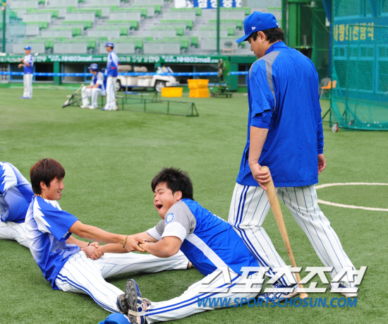 
	2010�� 10�� 8��

8�� �뱸���� ���� �λ�� �Ｚ�� �÷��̿��� 2������ �ռ� �Ｚ�� ������(������)�� �Ʒ� ���� �ڼ����� �������� �ִ�.

�뱸= ���� ���� kyungmin@sportschosun.com


