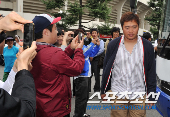 
	2010.10.8/

2010���ξ߱� PO 2���� �Ｚ���̿���-�λ꺣� ��Ⱑ 8�� �뱸 �ùο�忡�� ���ȴ�. 1������ �¸��� �Ｚ �������� 2���� ��⸦ ���� ������� ���� �ִ�. 1���� ����! �Ｚ �����̰� ���� �ùε��� ���� �ӿ� ��������� ���� �ִ�. 

�뱸=��������� songs@sportschosun.com


