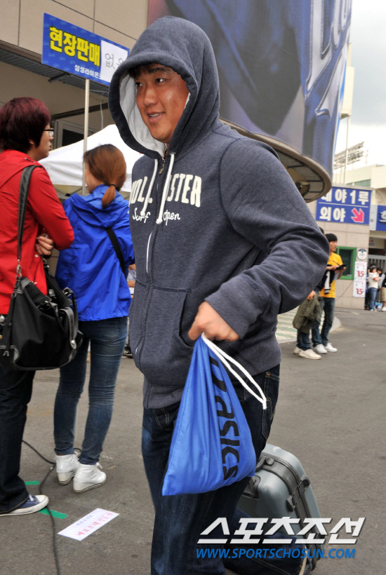 
	2010.10.8/

2010���ξ߱� PO 2���� �Ｚ���̿���-�λ꺣� ��Ⱑ 8�� �뱸 �ùο�忡�� ���ȴ�. 1������ �¸��� �Ｚ �������� 2���� ��⸦ ���� �ùο������ ���� �ִ�. �Ｚ �ڼ����� ȯ�ϰ� ������ ��������� ���� �ִ�. 

�뱸=��������� songs@sportschosun.com


