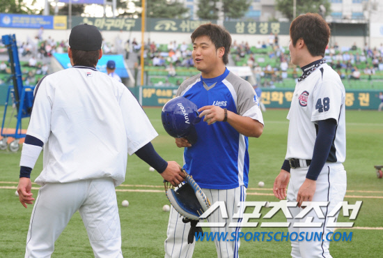 
	2010�� 10�� 8��

8�� �뱸���� ���� �λ�� �Ｚ�� �÷��̿��� 2������ �ռ� �Ｚ �ڼ���(���)�� �λ� �����(����), �̿����� �̾߱⸦ ������ �ִ�.

�뱸= ���� ���� kyungmin@sportschosun.com


