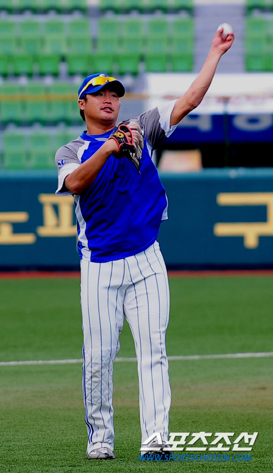 
	2010,10,08

PO1������ �¸��� �̲� ������, 2������ �յ� 8�� ���� ���� �ٸ����� �Ʒÿ� ������ ����.

���� ��Ÿ�ڶ� �ؼ� ���� �������� �Ʒð� �ٸ� �ٴ� ����.

������ �⺻�Ʒÿ� �� ������� ���Ѵ�.

�߼��� ��ŭ �����Ʒõ� ���� �� ������ �� ����.

Ÿ���Ʒ��� �⺻�̴�. ����ִ� ���� 

Ȩ��Ÿ�ڵ鵵 ��Ʈ�Ʒ��� �Ѵٴ� ���̴�. ������ ���� ���ܴ� �ƴϴ�.

�ַ��÷��� �Ʒ��� ���������� ��������� �⺻�� ����� �������� �Ʒ��� ������.

�뱸=������ ���� baser@sportschosun.com


