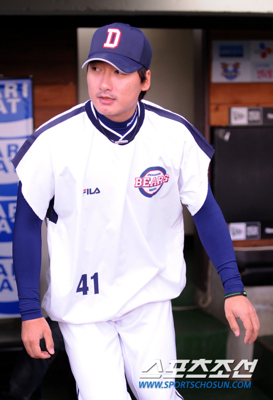 
	2010.10.8/

2010���ξ߱� PO 2���� �Ｚ���̿���-�λ꺣� ��Ⱑ 8�� �뱸���� ���ȴ�. �λ� �������� ��� �� �Ʒ��� ���� ���ƿ��� ������ �ִ�. PO 1�������� �Ｚ �����̿��� ���� Ȩ���� ����ϸ� �����ߴ� �������� 2���� ������ ��ȸ �� �� ������ ���ȴ�.

�뱸=������ ���� songs@sportschosun.com


