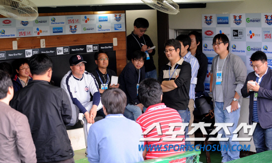 
	2010.10.8/

���ξ߱� PO 2���� �Ｚ���̿���-�λ꺣� ��Ⱑ 8�� �뱸���� ���ȴ�. �λ� ��湮 ������ ��� �� ���ƿ����� ���ڵ�� ���������� �ϰ� �ִ�. 

�뱸=������ ���� songs@sportschosun.com


