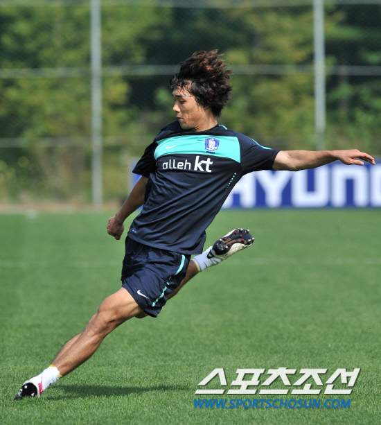 
	���������� 2010

.10.8. ���ֿ��� 8������NFC���� �����˰��� ������ ������ �ִ�. ���� 12�� �� �Ϻ����� �յΰ� �ؿ��� 9���� ���Ʒ��� �ϰ� �ִ�.

����NFC=�����ʱ��� young@sportschosun.com


