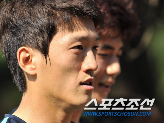 
	���������� 2010.10.8. ��û��(����)�� �⼺���� ���� �Ʒ� �� �ֵ���ó�� �������ǰ� �ִ�. ���� 12�� �� �Ϻ����� �յΰ� ��û���� ����� �ؿ��� 9���� ����NFC���� ���Ʒ��� �ߴ�. 

����NFC=�����ʱ��� young@sportschosun.com


