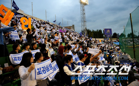 
	2010.10.8/

8�� �뱸���� ���ξ߱� �÷��̿��� 2���� �Ｚ���̿���-�λ꺣� ��Ⱑ ���ȴ�. �Ｚ�� �����ϴ� �ҵ��� ���� ������ ��ġ�� �ִ�.

�뱸=������ ���� songs@sportschosun.com


