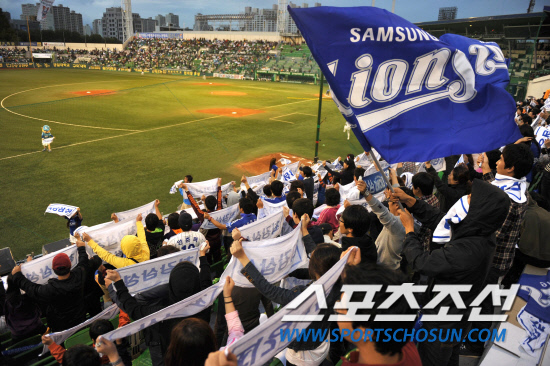 
	2010.10.8/

8�� �뱸���� ���ξ߱� �÷��̿��� 2���� �Ｚ���̿���-�λ꺣� ��Ⱑ ���ȴ�. �Ｚ�� �����ϴ� �ҵ��� ���� ������ ��ġ�� �ִ�.

�뱸=������ ���� songs@sportschosun.com


