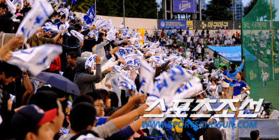 
	2010.10.8/

8�� �뱸���� ���ξ߱� �÷��̿��� 2���� �Ｚ���̿���-�λ꺣� ��Ⱑ ���ȴ�. �Ｚ�� �����ϴ� �ҵ��� ���� ������ ��ġ�� �ִ�.

�뱸=������ ���� songs@sportschosun.com


