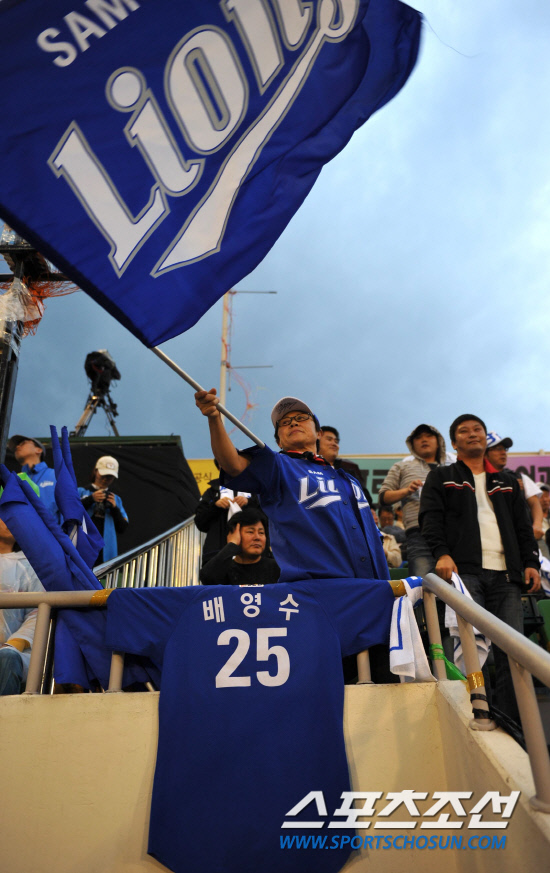 
	2010.10.8/

8�� �뱸���� ���ξ߱� �÷��̿��� 2���� �Ｚ���̿���-�λ꺣� ��Ⱑ ���ȴ�. 2���� ���� �Ｚ �迵���� �����ϴ� �ҵ� 

�뱸=������ ���� songs@sportschosun.com


