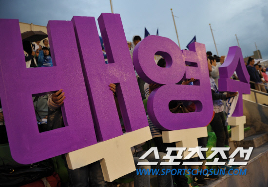 
	2010.10.8/

8�� �뱸���� ���ξ߱� �÷��̿��� 2���� �Ｚ���̿���-�λ꺣� ��Ⱑ ���ȴ�. 2���� ���� �Ｚ �迵���� �����ϴ� �ҵ� 

�뱸=������ ���� songs@sportschosun.com


